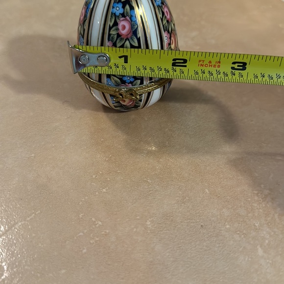 Vintage EGG TRINKET CONTAINER - Picture 7 of 8